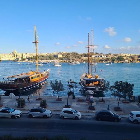 Spacious Seafront Apt Next To Sliema-Valeta Ferry Екстериор снимка