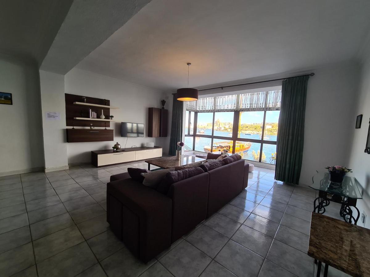 Spacious Seafront Apt Next To Sliema-Valeta Ferry Екстериор снимка
