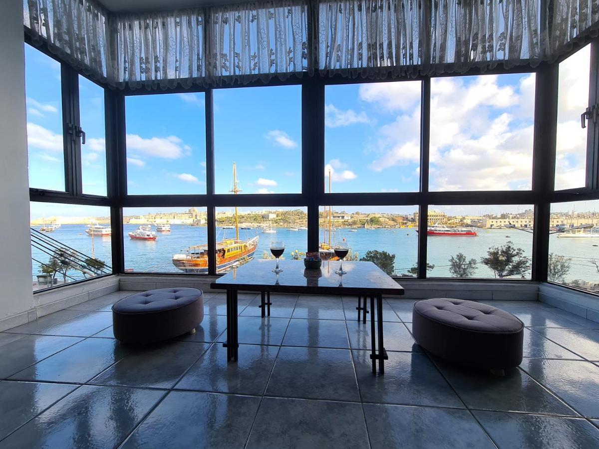 Spacious Seafront Apt Next To Sliema-Valeta Ferry Екстериор снимка